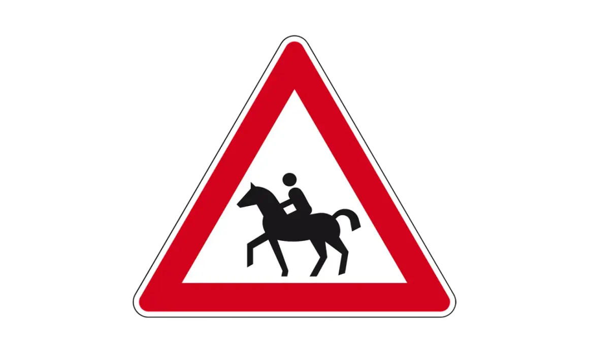Rotes Dreieck mit schwarzer Reiterfigur. Die rotes dreieck bedeutung weist auf Reiter und Pferde hin, die die Straße überqueren könnten.