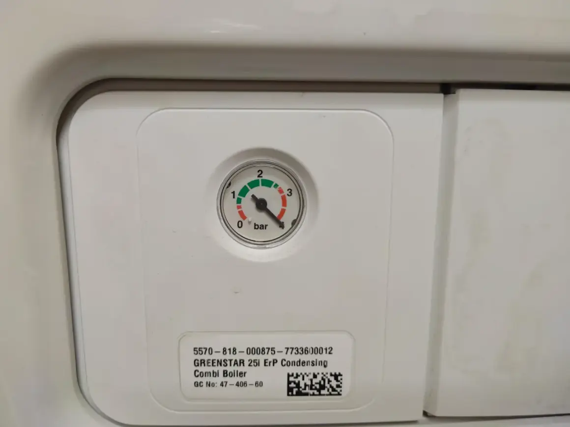 Manometro caldaia GREENSTAR 25i ErP indica pressione alta, 4 bar.