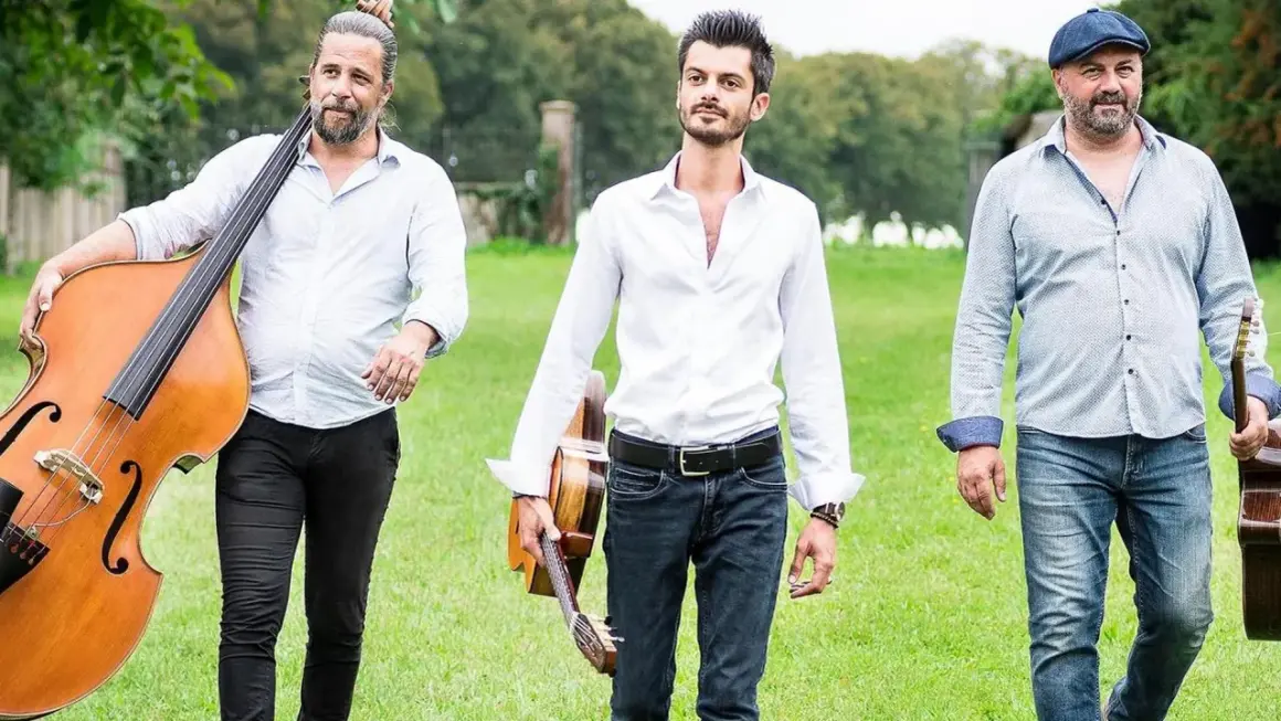 Tre musicisti con contrabbasso e chitarre, pronti per un concerto di jazz manouche all'aperto.