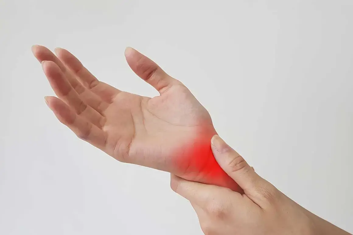 Mano con arrossamento sul polso, indicativo di artrosi al polso sintomi.