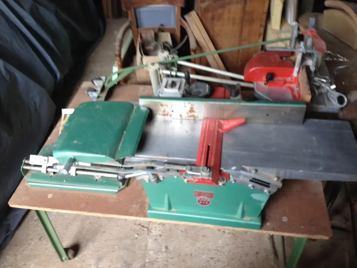 Toupie Kity verte et rouge, machine à bois ancienne, prête à façonner le bois.