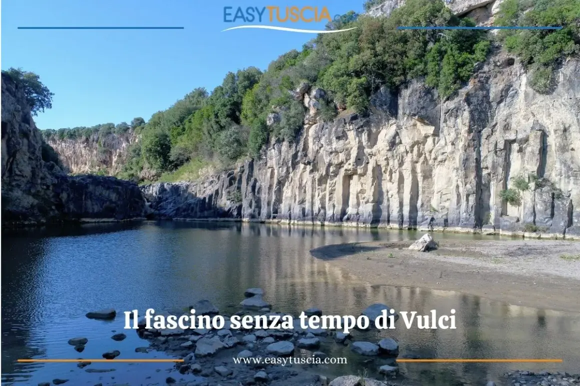 Il lago di Vulci, con le sue pareti rocciose scolpite dal tempo, riflette il cielo azzurro. Un luogo incantevole.