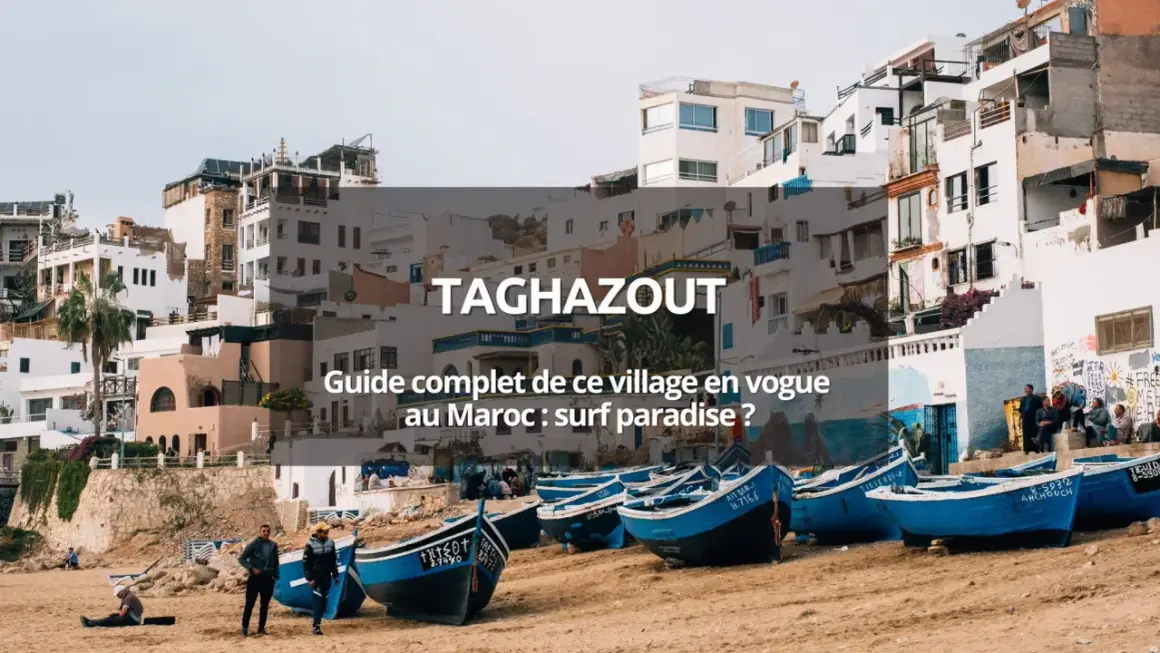 Village de pêcheurs à Taghazout, Maroc. Bateaux bleus sur la plage, maisons blanches perchées. Un paradis pour le surf au Maroc.
