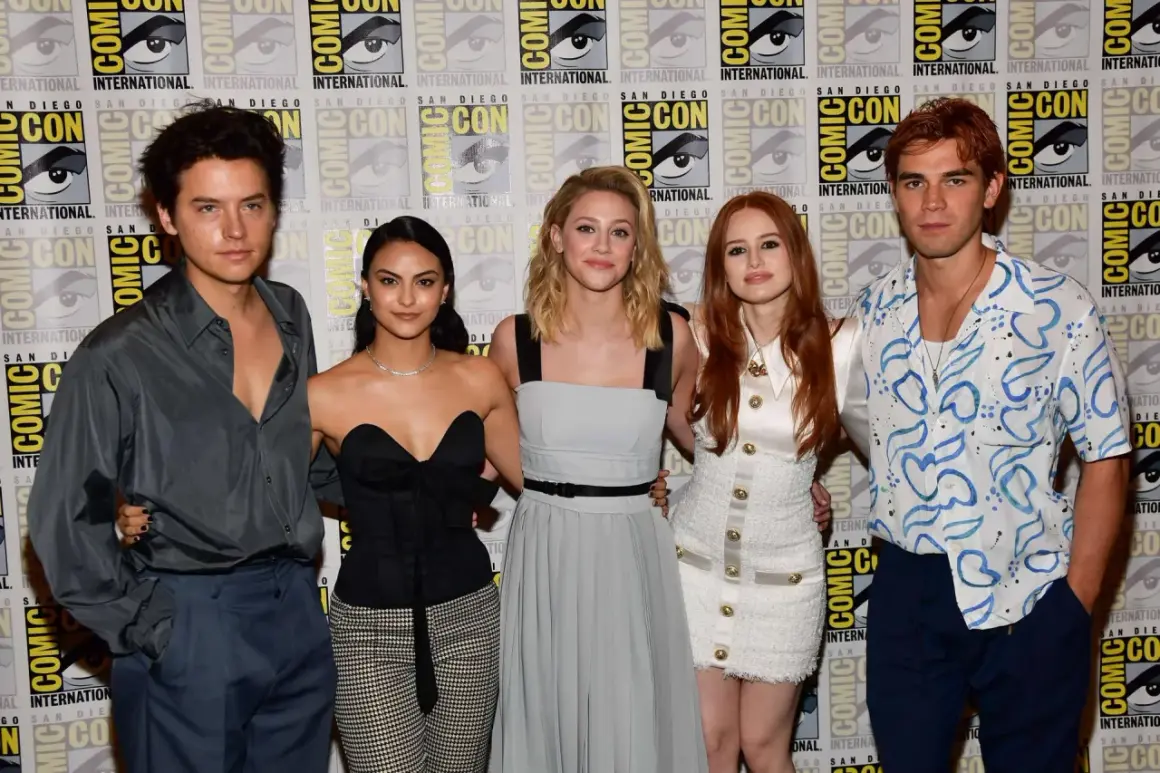 Riverdale obsada: Cole Sprouse, Camila Mendes, Lili Reinhart, Madelaine Petsch i KJ Apa pozują na tle logo Comic-Con.