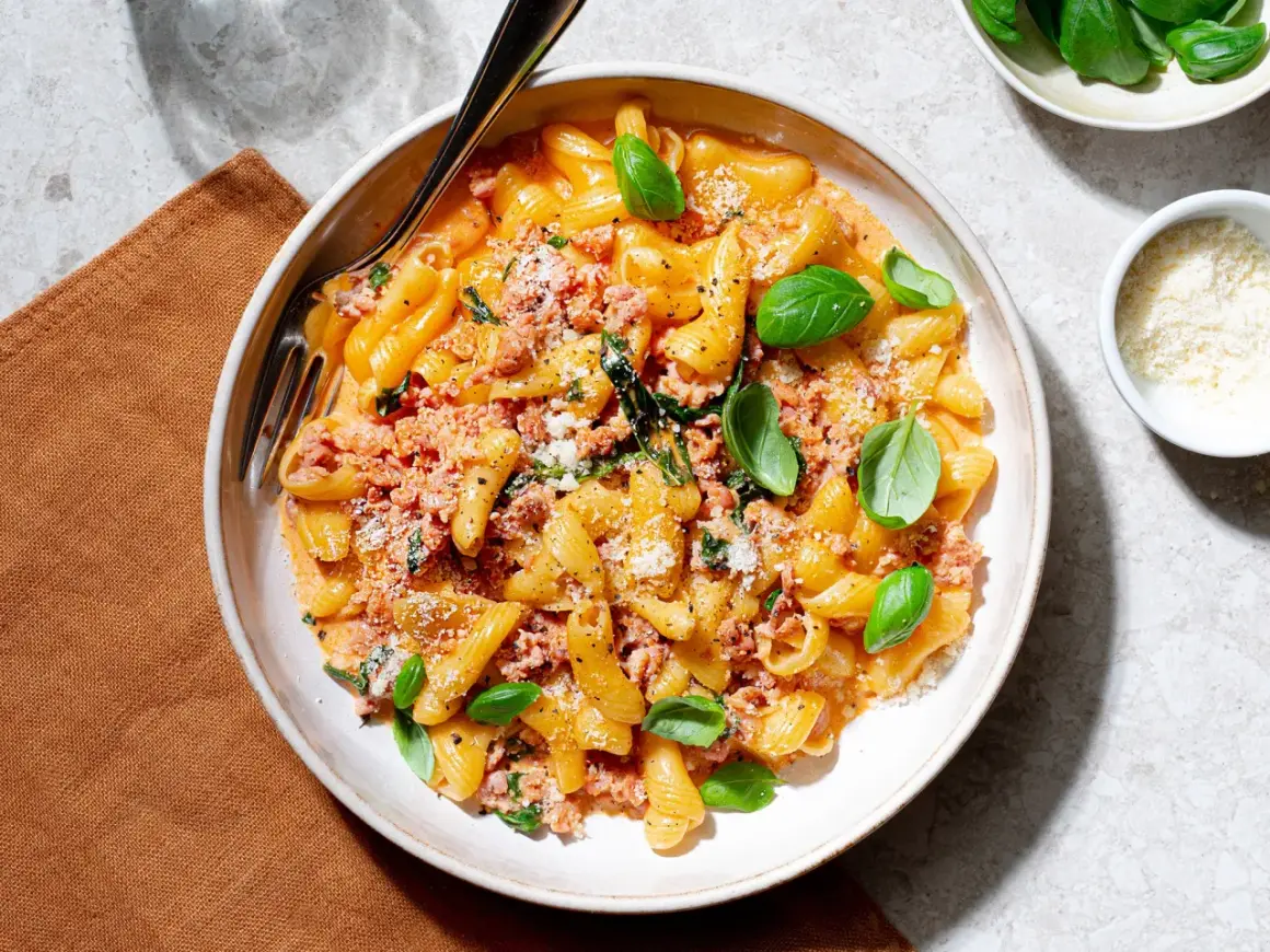 En krämig salsiccia pasta med färsk basilika och riven parmesan. En härlig rätt som passar perfekt för en mysig middag.