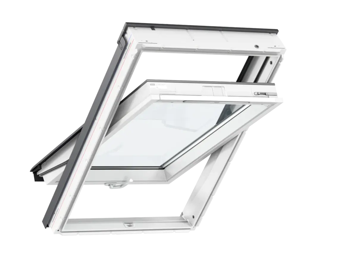 Okna dachowe Fakro czy Velux? Zestawienie pakietów wyciszających. Białe okno dachowe z otwartą klapą wentylacyjną.