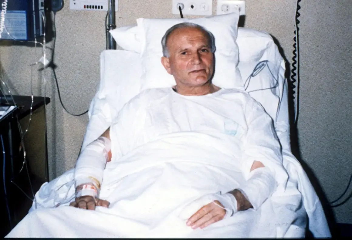 Juan Pablo II en cama de hospital, recuperándose tras el atentado. Sus brazos vendados muestran las secuelas del ataque.