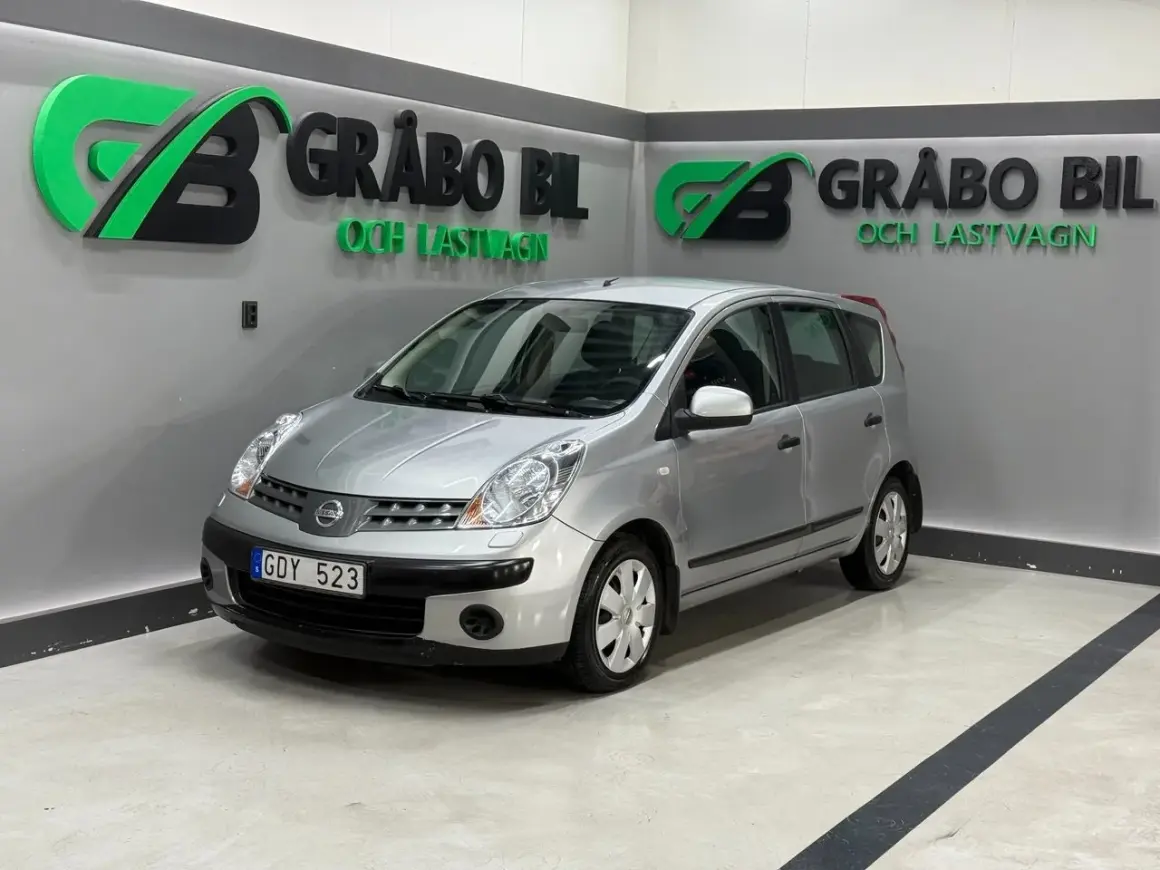 Silver Nissan Note, GDY 523, står redo för att lösa eventuella nissan note problem hos Gråbo Bil.