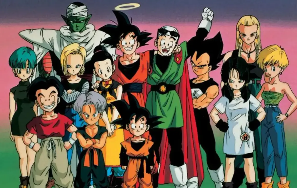 Eine Gruppe von bekannten Dragon Ball Charakteren, darunter Goku, Vegeta, Piccolo und viele mehr, posiert fröhlich für ein Bild.