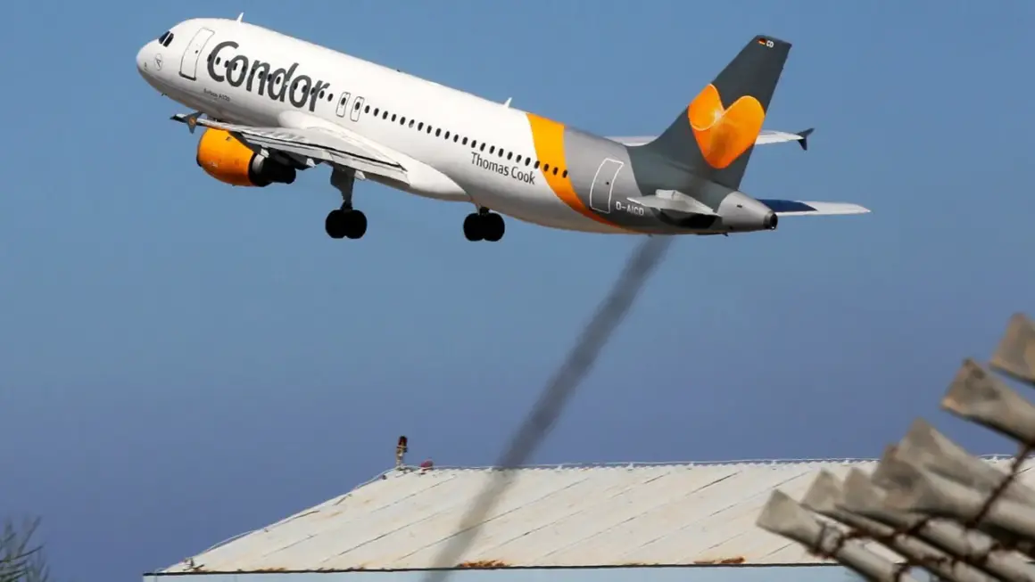 Ein Condor-Flugzeug hebt ab, während ein Streik die Reisepläne beeinflusst.