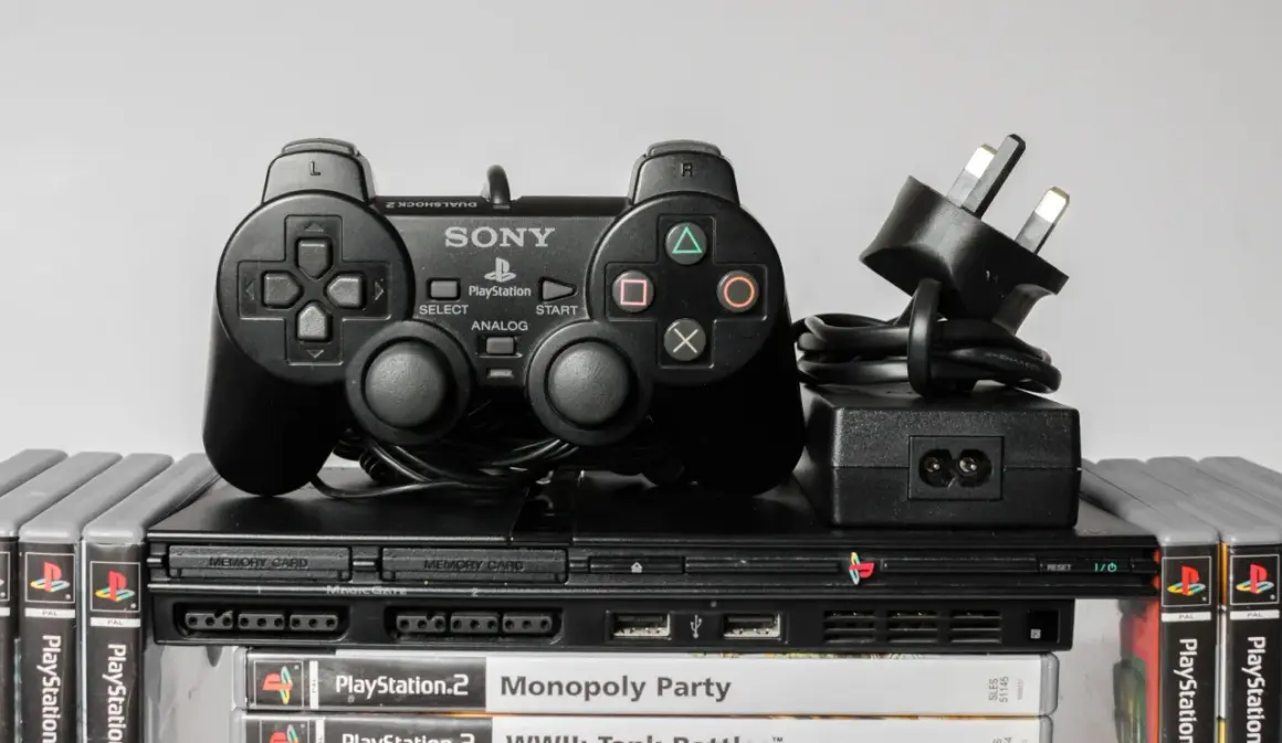 Konsola PlayStation 2 z kontrolerem DualShock 2, zasilaczem i grami. Klasyczny emulator PS2, gotowy do akcji.