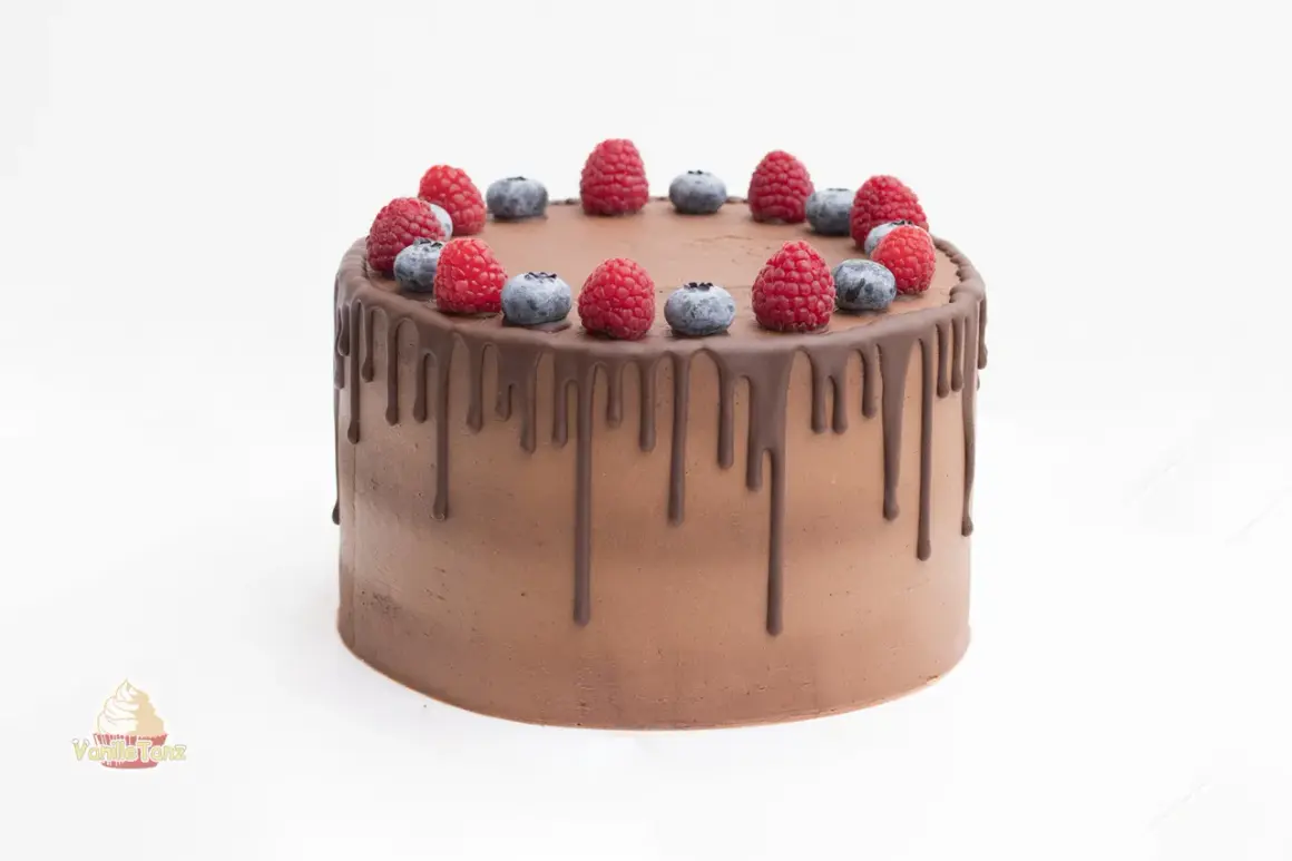 Schokoladen-Drip-Cake mit frischen Beeren, ein köstlicher Genuss für jeden Anlass.