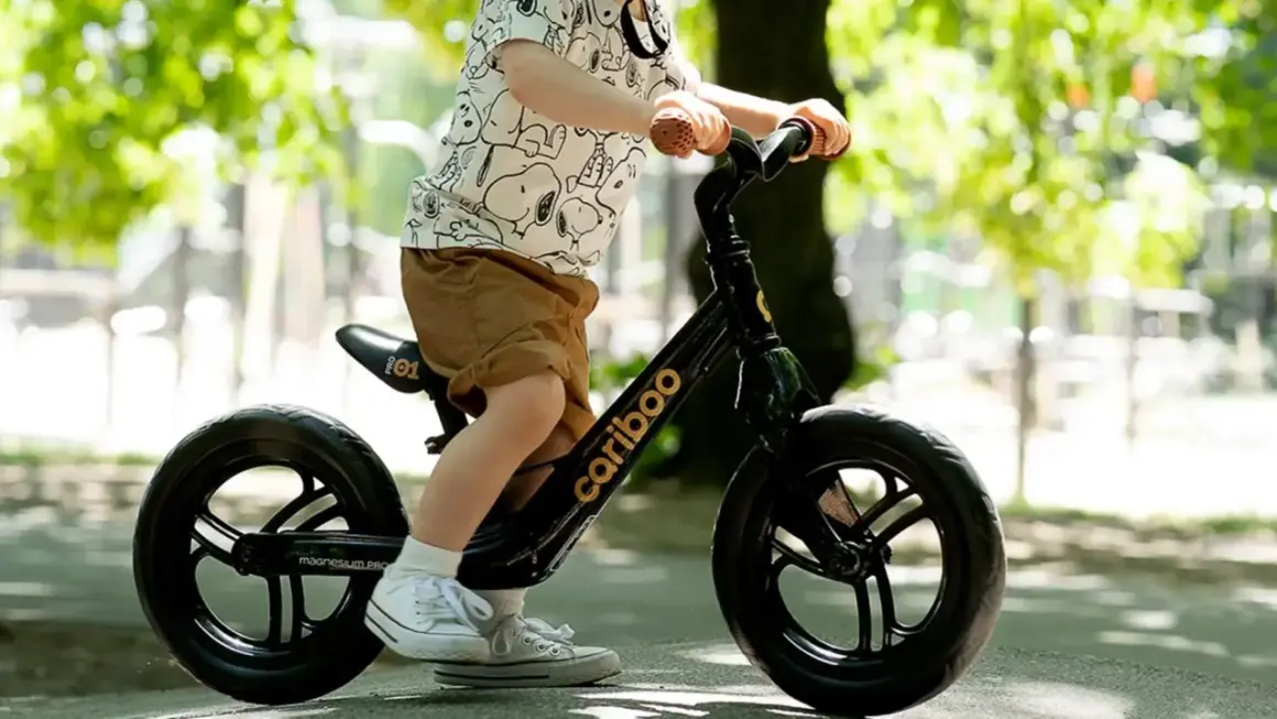 Dziecko uczy się jeździć na rowerku biegowym, od kiedy rowerek z pedałami wydaje się odległą przyszłością.