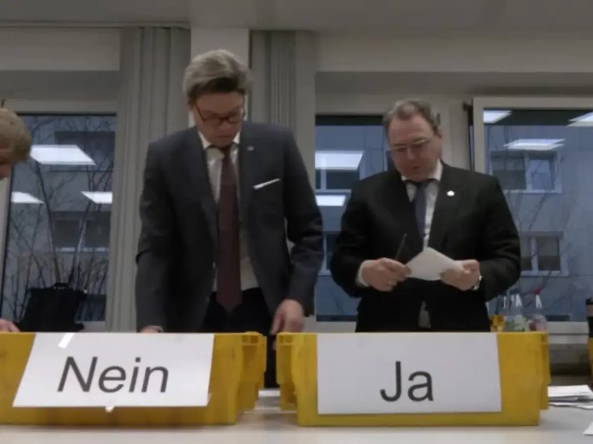 Männer bei einer Urabstimmung über einen Streik. Gelbe Boxen mit "Nein" und "Ja" stehen bereit.