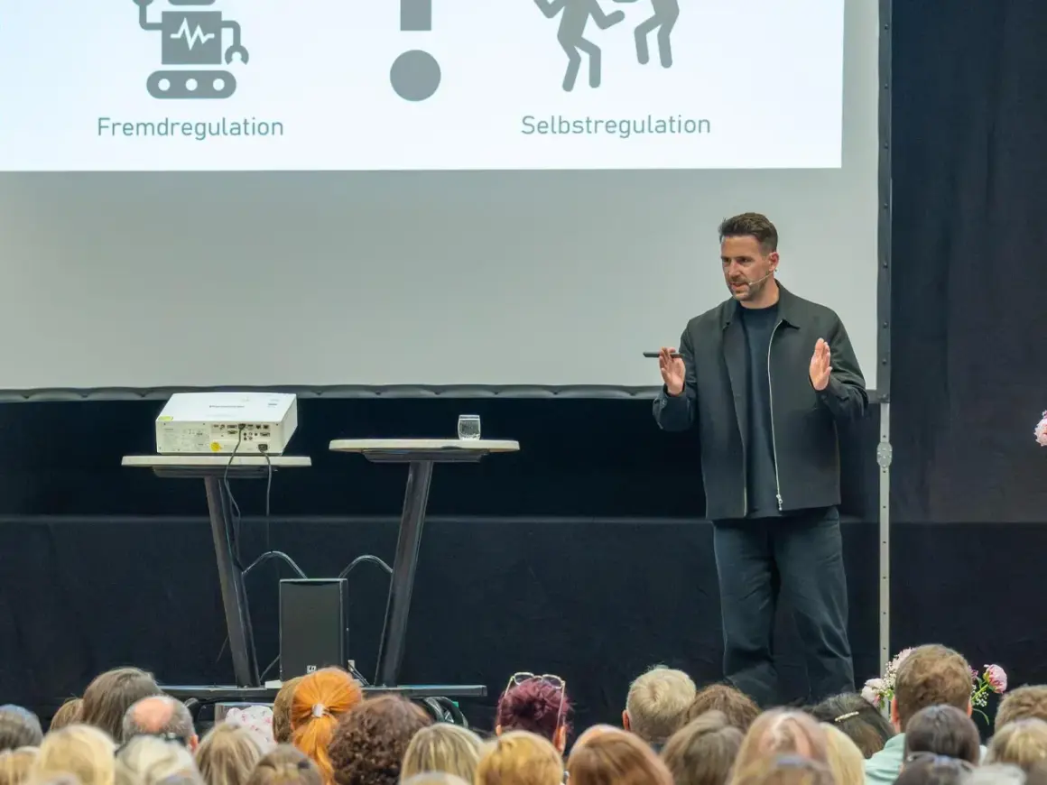 Referent spricht über Selbstregulation in der Stadthalle Hilpoltstein.