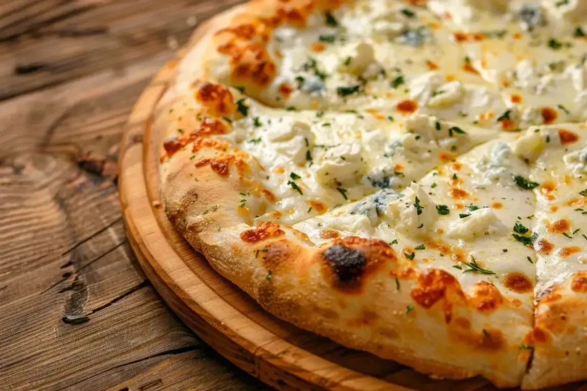 Pizza 4 sery: rozpływające się w ustach sery, w tym niebieski ser pleśniowy, posypana ziołami.