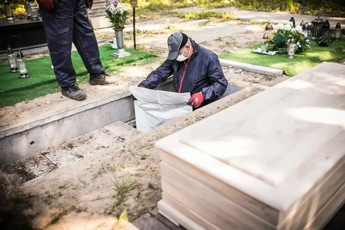 Pracownicy na cmentarzu przygotowują grób do ekshumacji. Co to jest? To proces wydobywania zwłok z ziemi.