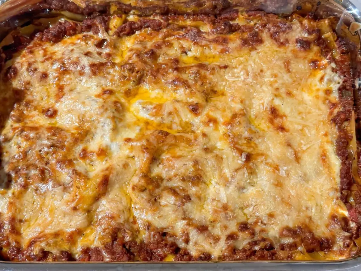 En gyllene, bubblande lasagne som precis kommit ur ugnen. Perfekt lasagne tid i ugn!