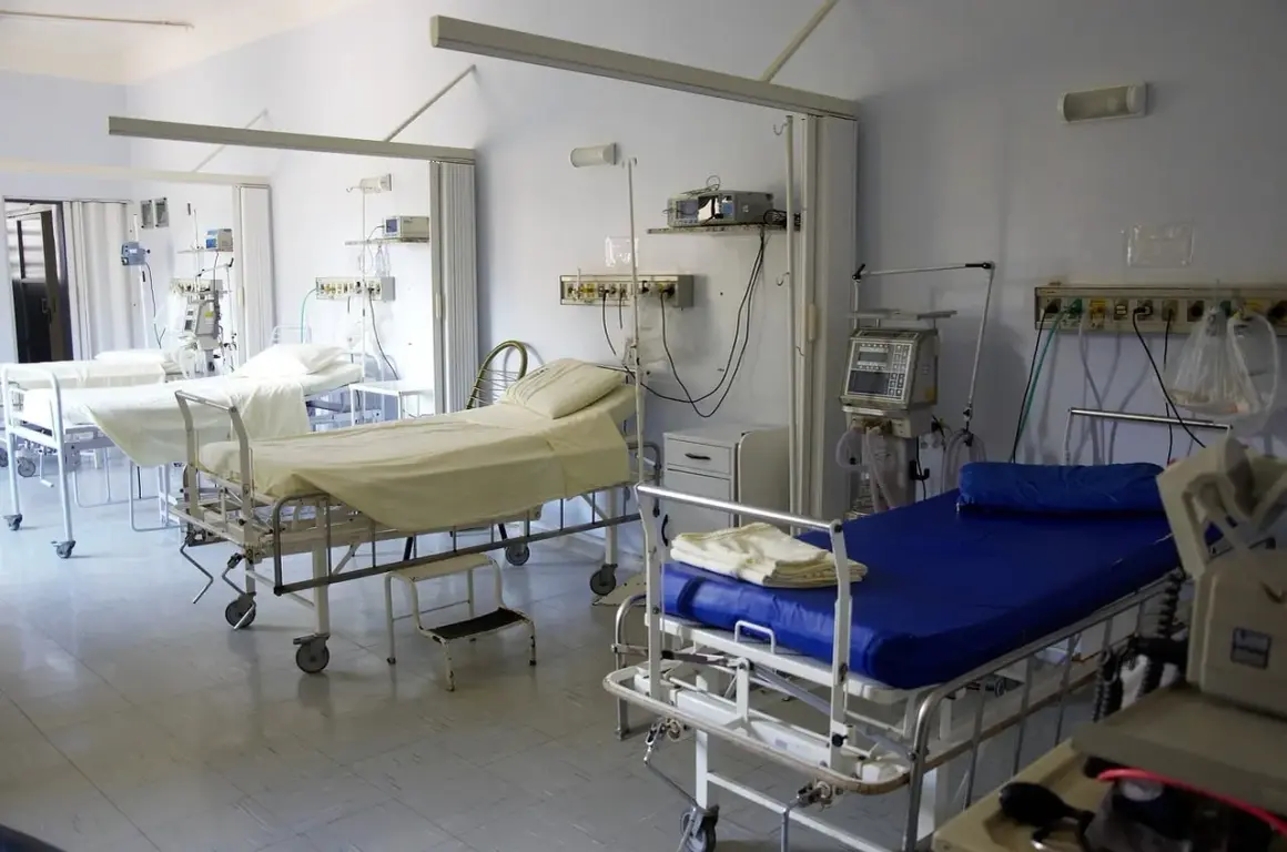 Sala szpitalna z kilkoma łóżkami i aparaturą medyczną. Procedura zgonu w szpitalu to trudny moment.