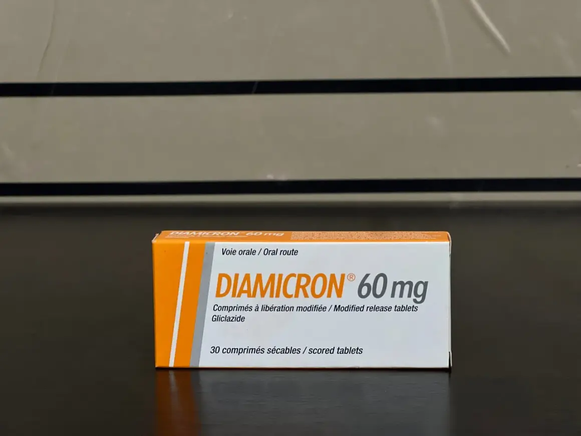 Opakowanie leku Diamicron 60 mg z gliclazydem, zawierające 30 tabletek o przedłużonym uwalnianiu.