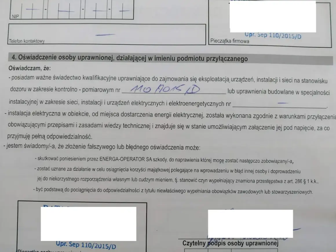 Oświadczenie osoby uprawnionej, potwierdzające posiadanie kwalifikacji i zgodność instalacji elektrycznej z przepisami. Dokument zawiera numer uprawnień i pieczątkę firmową.