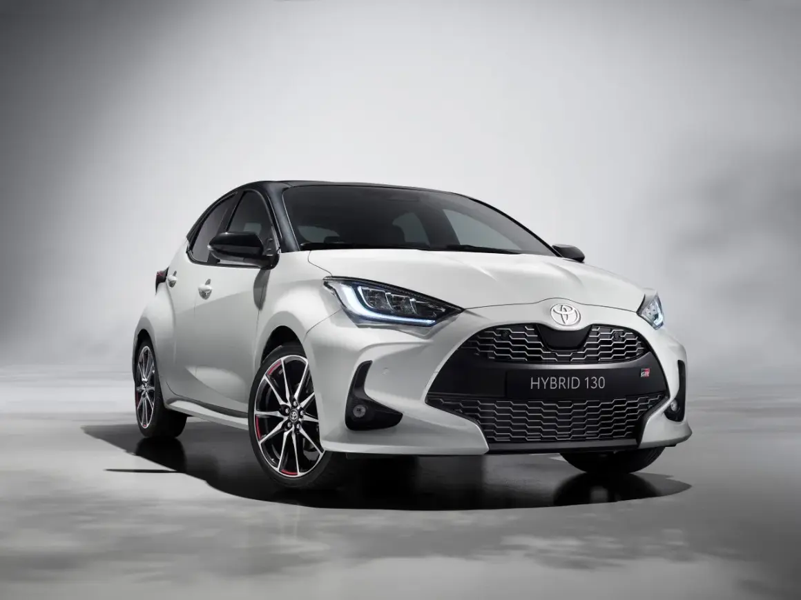 Biały Toyota GR Yaris Hybrid 130, jeden z najmniejszych samochodów osobowych, z czarnym dachem i sportowymi felgami.