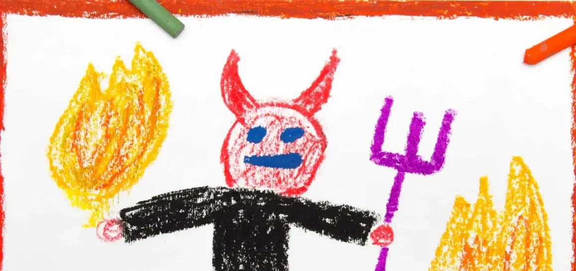 Ein roter Teufel mit blauen Augen und Hörnern, schwarzem Körper, hält einen Dreizack. Flammen lodern neben ihm. So sieht der Teufel aus!