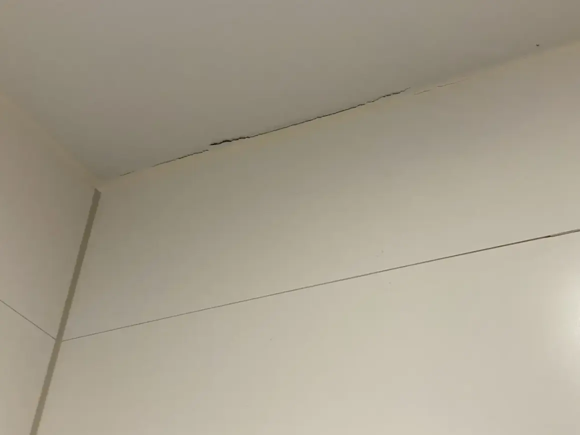 Sprickor i taket i badrummet, dags att måla tak badrum.