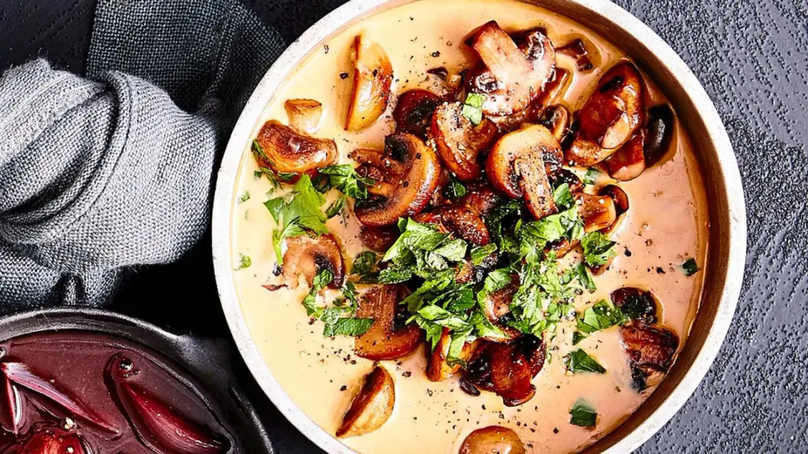 Cremige Pilzpfanne mit frischen Champignons, Petersilie und Pfeffer. Perfekt, wenn man fragt: was koche ich mit frischen champignons.