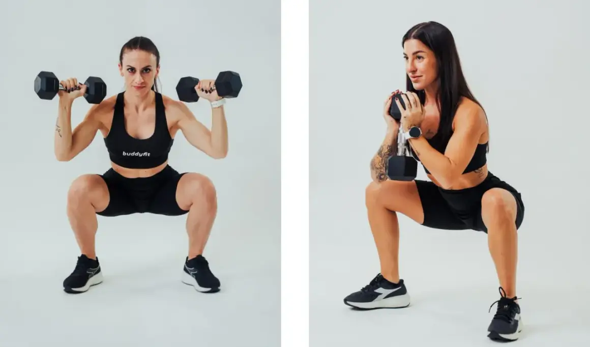 Donne in tenuta sportiva eseguono squat con manubri, un esercizio chiave per chi vuole imparare come mettere massa muscolare.