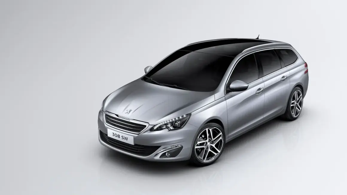 Silver Peugeot 308 SW, redo för ett test. Elegant kombi med mörk taklucka och sportiga fälgar.