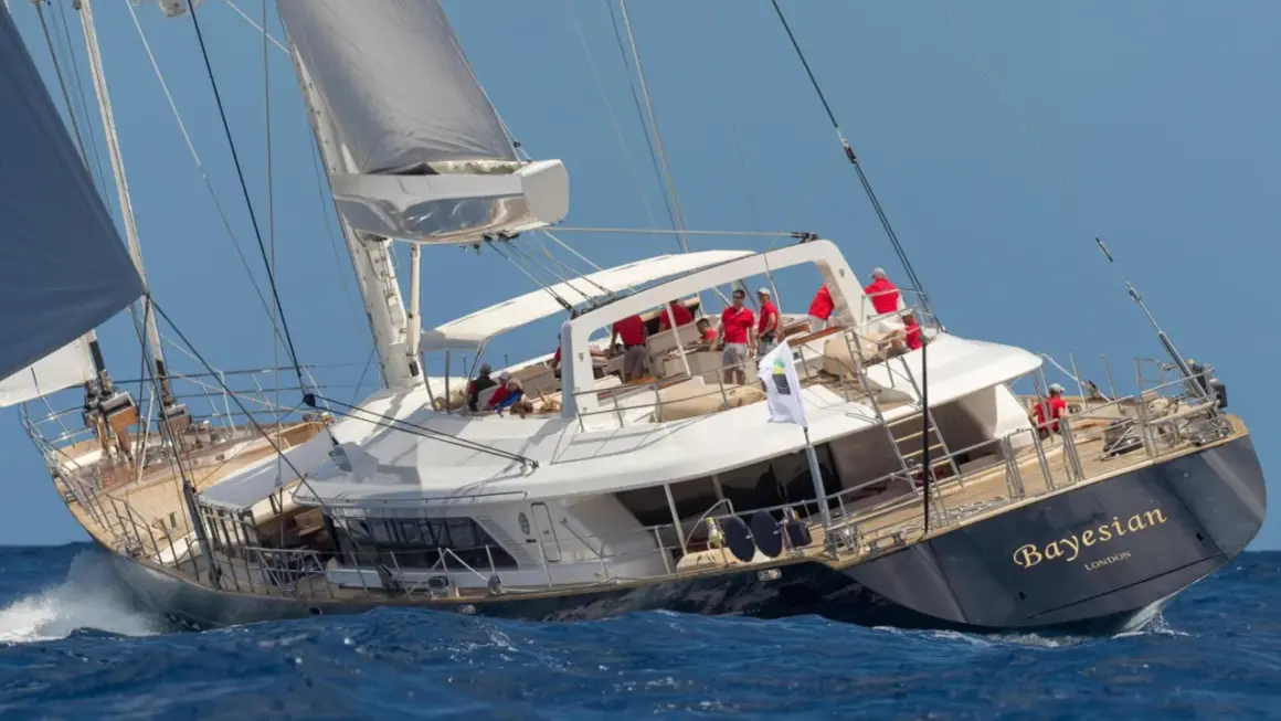 Vela da regata "Bayesian" di Perini Navi in navigazione con equipaggio in rosso.