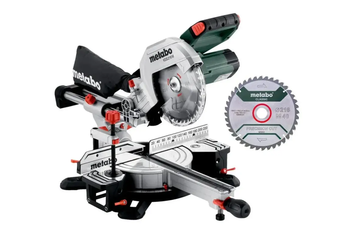 Une scie à onglets Metabo KGS 216M avec lame de précision. Avis marque Metabo pour les professionnels.