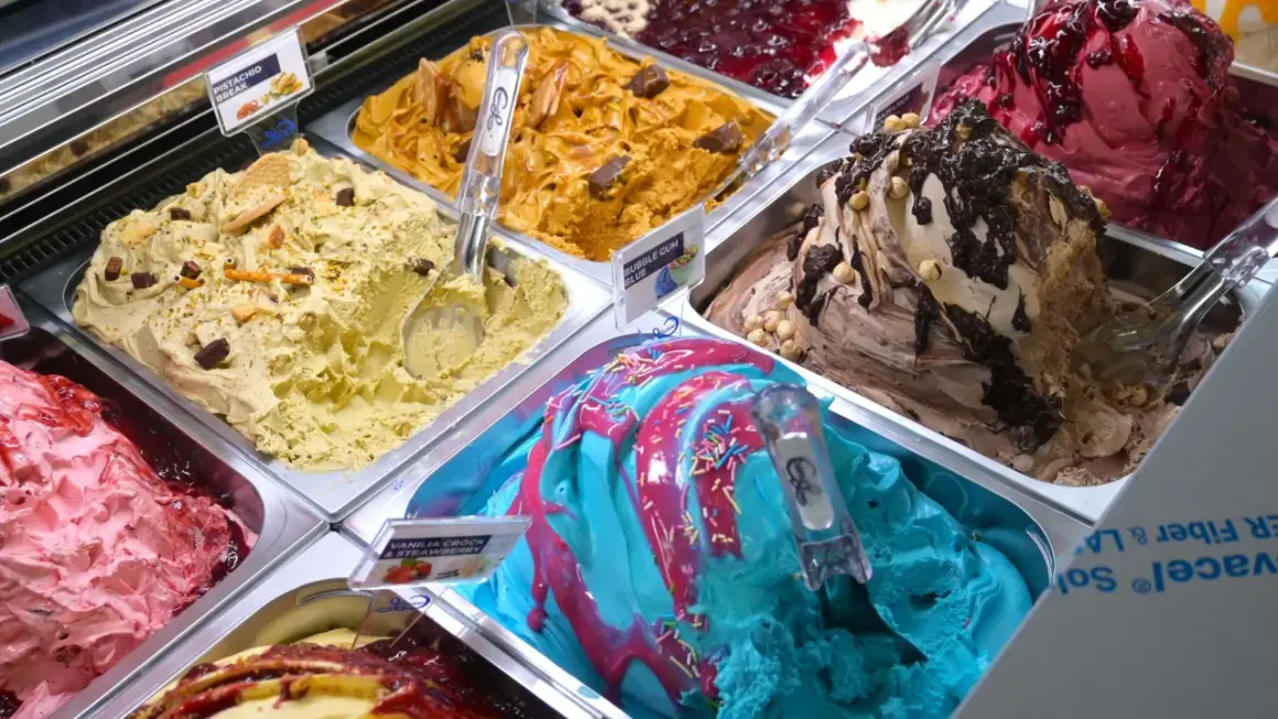 Bunte Eiscreme-Sorten, von Pistazie bis Erdbeer-Vanille, versprechen das beste Eis der Welt. Ein Fest für die Sinne!