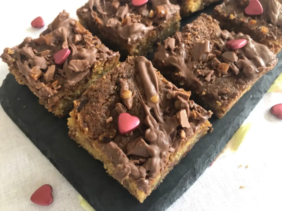 Chokladkakor i långpanna, toppade med smält choklad, nötter och rosa hjärtan. Perfekt för alla hjärtans dag!