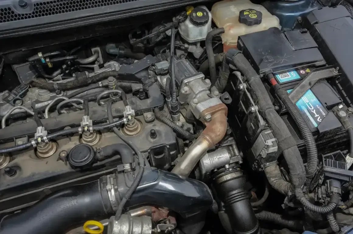 Silnik 1.7 CDTI z widocznymi przewodami paliwowymi, turbosprężarką i akumulatorem.