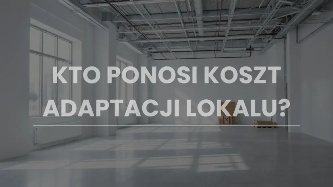 Puste, jasne wnętrze lokalu użytkowego z napisem "KTO PONOSI KOSZT ADAPTACJI LOKALU?". Rozważania o obowiązkach wynajmującego lokal użytkowy.