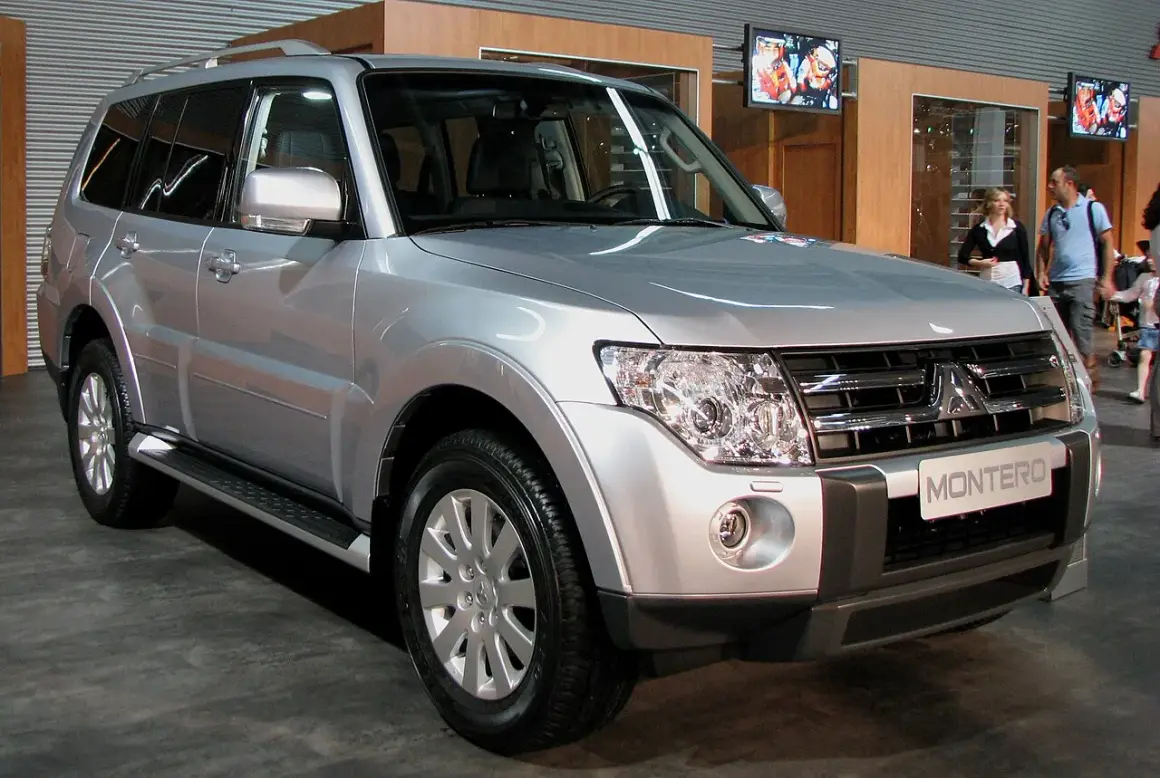 Mitsubishi Montero plateado, listo para cualquier aventura. Su robusto diseño y el peso de su nombre inspiran confianza.