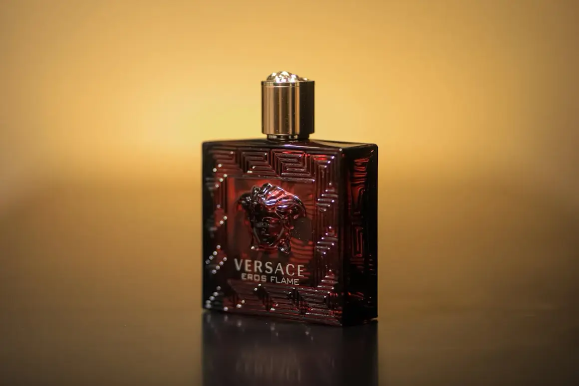 Flakon Versace Eros Flame, czerwony, z greckim wzorem i głową Meduzy. Chcesz wiedzieć, jak sprawdzić oryginał perfum? Zwróć uwagę na detale.