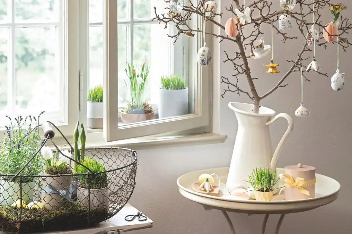 Osterdeko-Ideen: Ein Zweig mit Ostereiern und Frühlingsgrün am Fenster. Ab wann kann man diese Deko aufstellen?