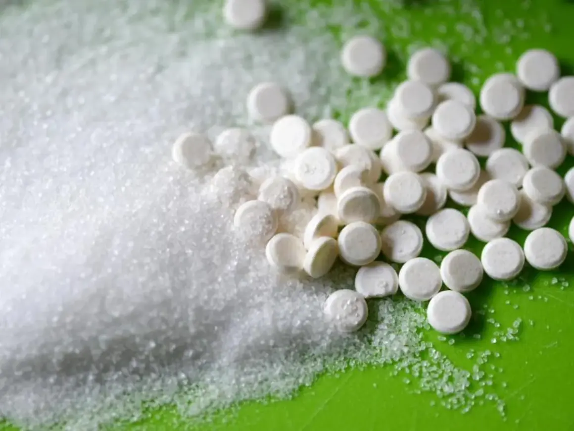 Zucker und Süßstofftabletten, die Acesulfam K enthalten, für einen gesunden Lebensstil.