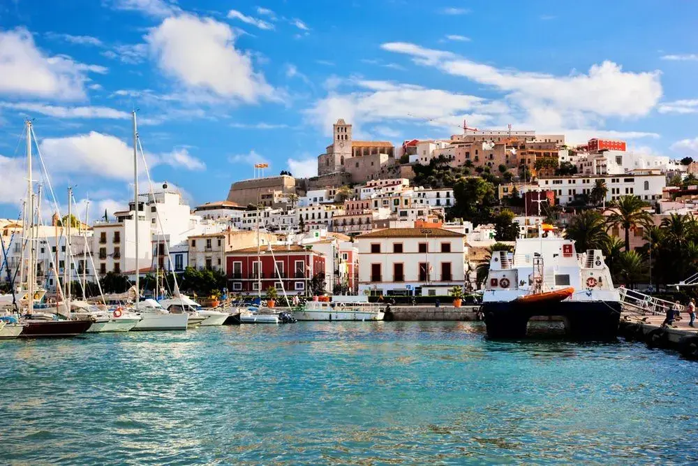Trzecia co do wielkości wyspa Balearów – co warto wiedzieć o Ibizie