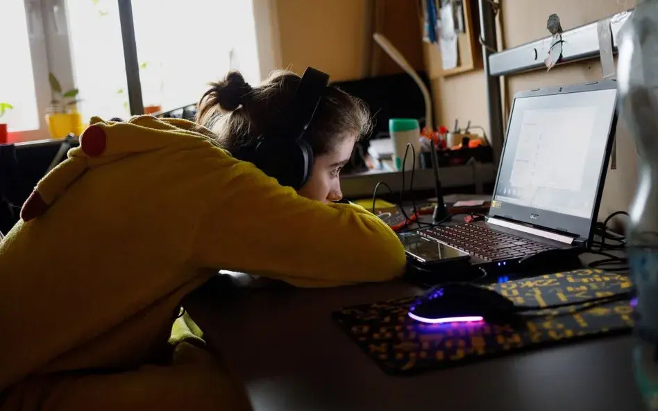 Problemy ze zdalnym nauczaniem: Od technologii po psychikę uczniów