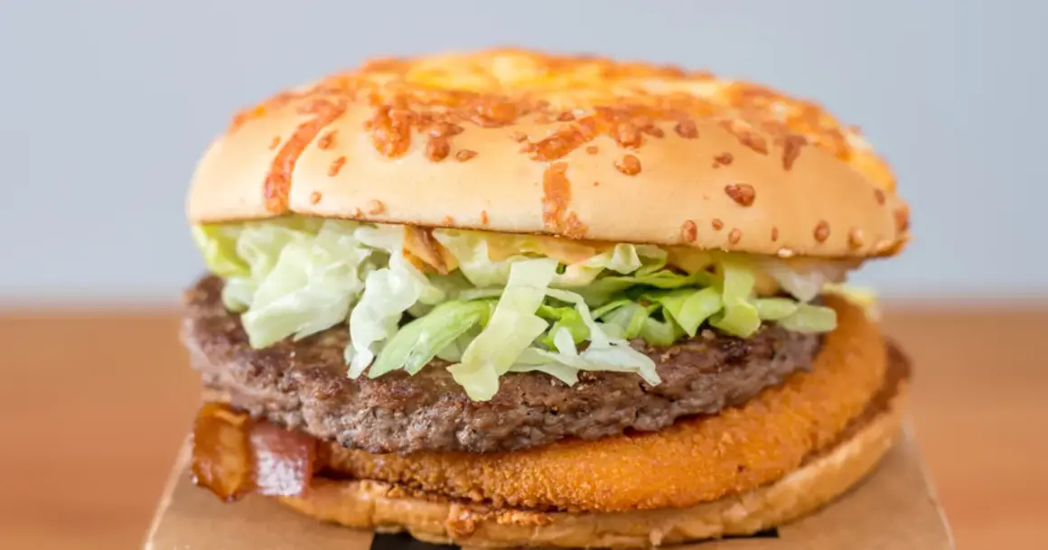Burger drwala z chrupiącym kotletem, serem i sałatą. Zastanawiasz się, ile kalorii ma burger drwala?