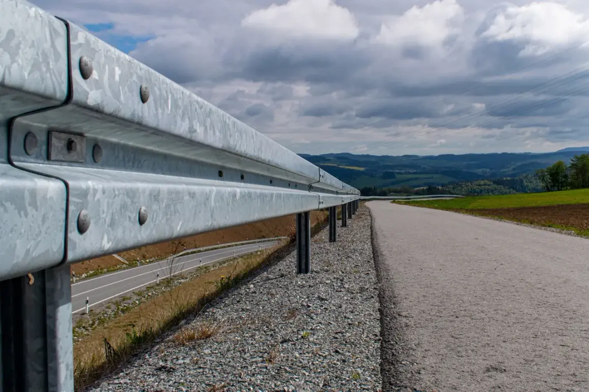 Leitplanken schützen auf dieser kurvigen Landstraße. Sie sind aus Metall und sollen Fahrzeuge im Falle eines Aufpralls abfangen.