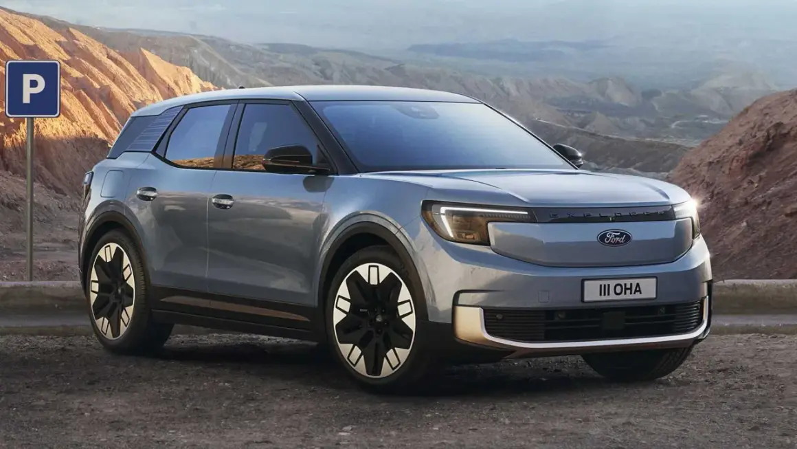 Nowy Ford Explorer EV w szarym kolorze, zaparkowany na tle górskiego krajobrazu.