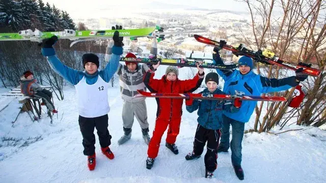 Narty z dziećmi w Polsce: Wybierz idealny stok i uniknij błędów