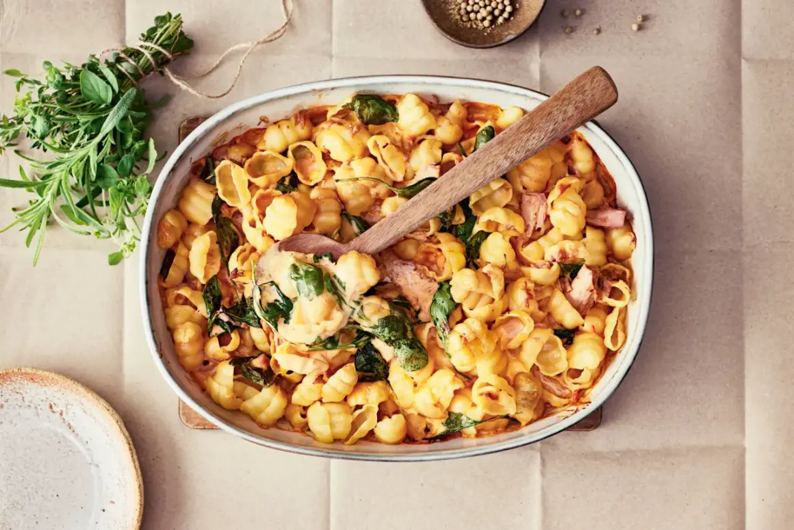 Enkel lyxig middag: krämig pasta med spenat och skinka i ugnsform, redo att serveras.
