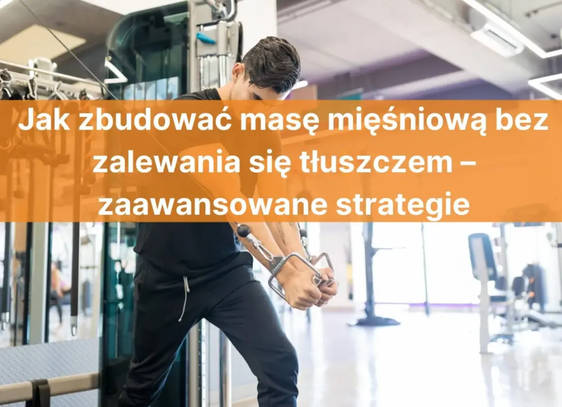Mężczyzna ćwiczy na siłowni. Dowiedz się, ile kalorii żeby przytyć, budując masę mięśniową bez zbędnego tłuszczu.