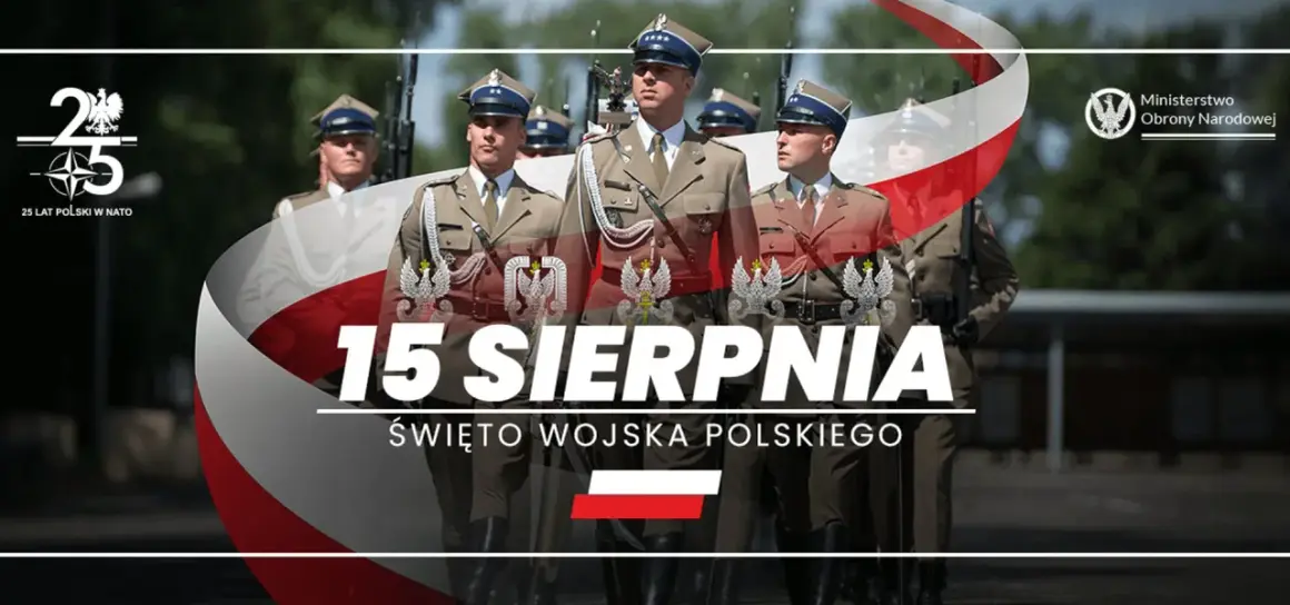 Żołnierze w galowych mundurach maszerują. 15 sierpnia święto Wojska Polskiego. Obchody 25 lat Polski w NATO.